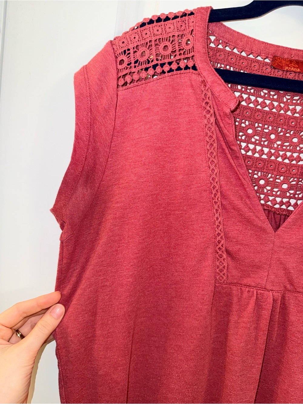 prAna knit back/Lace-Yoke V-Neck Top in Terracotta (m) - Picture 4 of 5